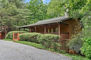 Mountain Dew - 2 Bedrooms, 2 Baths, Sleeps 4 Cabin by RedAwning