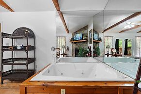 Mountain Dew - 2 Bedrooms, 2 Baths, Sleeps 4 Cabin by RedAwning