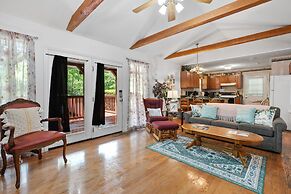 Mountain Dew - 2 Bedrooms, 2 Baths, Sleeps 4 Cabin by RedAwning