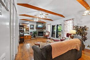 Mountain Dew - 2 Bedrooms, 2 Baths, Sleeps 4 Cabin by RedAwning