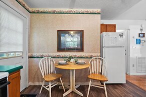 Mountain Dew - 2 Bedrooms, 2 Baths, Sleeps 4 Cabin by RedAwning