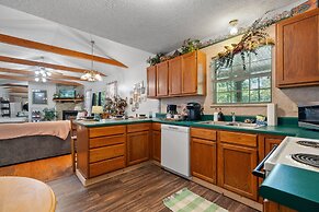 Mountain Dew - 2 Bedrooms, 2 Baths, Sleeps 4 Cabin by RedAwning