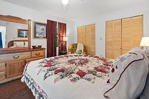 Mountain Dew - 2 Bedrooms, 2 Baths, Sleeps 4 Cabin by RedAwning