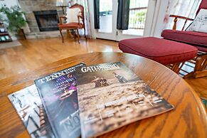 Mountain Dew - 2 Bedrooms, 2 Baths, Sleeps 4 Cabin by RedAwning