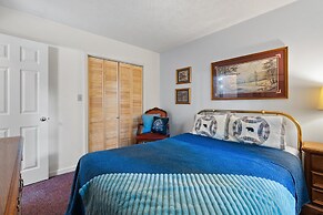 Mountain Dew - 2 Bedrooms, 2 Baths, Sleeps 4 Cabin by RedAwning