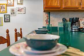 Mountain Dew - 2 Bedrooms, 2 Baths, Sleeps 4 Cabin by RedAwning