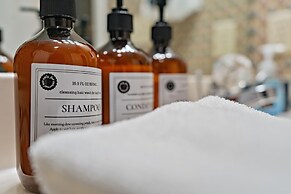 Mountain Dew - 2 Bedrooms, 2 Baths, Sleeps 4 Cabin by RedAwning