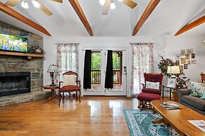 Mountain Dew - 2 Bedrooms, 2 Baths, Sleeps 4 Cabin by RedAwning