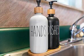 Mountain Dew - 2 Bedrooms, 2 Baths, Sleeps 4 Cabin by RedAwning