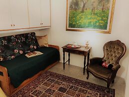 Golden Authentic Florentine Gem, Perfect Location