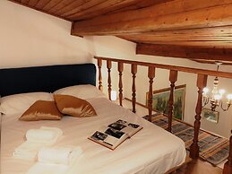 Golden Authentic Florentine Gem, Perfect Location