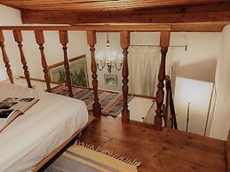 Golden Authentic Florentine Gem, Perfect Location