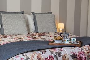 Renovated 19th-Century Apartment in an Authentic Area