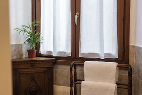 Renovated 19th-Century Apartment in an Authentic Area