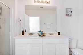 Enjoy the Private View! Roomy Town Home With Pool, 20 Mins From Disney