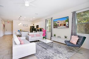 Enjoy the Private View! Roomy Town Home With Pool, 20 Mins From Disney