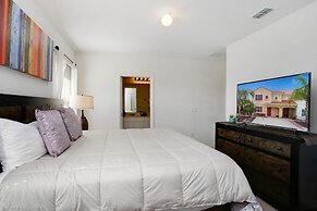 Enjoy the Private View! Roomy Town Home With Pool, 20 Mins From Disney