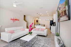 Enjoy the Private View! Roomy Town Home With Pool, 20 Mins From Disney
