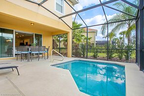 Enjoy the Private View! Roomy Town Home With Pool, 20 Mins From Disney