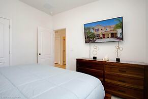 Enjoy the Private View! Roomy Town Home With Pool, 20 Mins From Disney