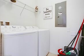 Enjoy the Private View! Roomy Town Home With Pool, 20 Mins From Disney