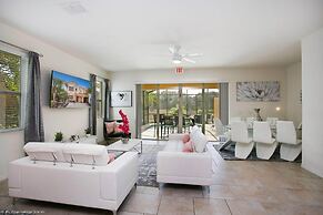 Enjoy the Private View! Roomy Town Home With Pool, 20 Mins From Disney