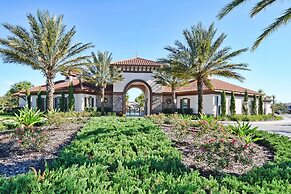 Enjoy the Private View! Roomy Town Home With Pool, 20 Mins From Disney