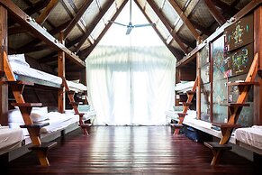 Harana Surf Resort - Hostel