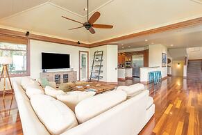 Mauna Pua - A Four Bedroom Vacation Rental Home by RedAwning