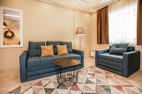 Sky Cabin Apartments