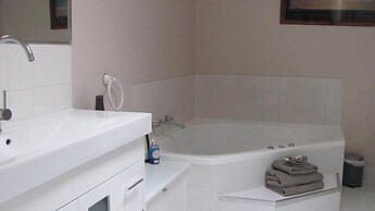 Bristol Hill Motor Inn