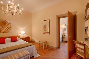 Luxury Chianti Between Grapes