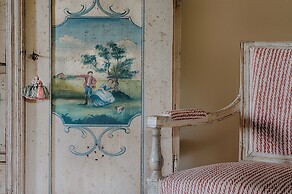 Luxury Chianti Between Grapes