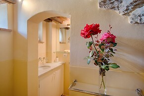 Luxury Chianti Between Grapes