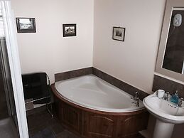 Impeccable 2-bed Cottage Near Betws y Coed