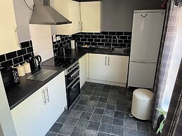 Large 2-bed House Derbyshire off Chatsworth rd