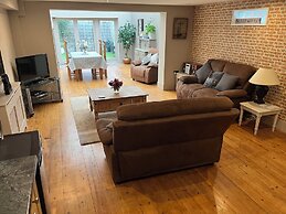 Large 2-bed House Derbyshire off Chatsworth rd