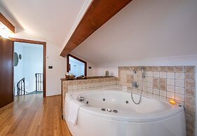 Villa Monte Enrico - Pool And Whirlpool