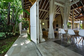 Luxury 4 Bedroom Villa With Private Pool, Bali Villa 2007