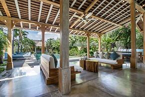 Luxury 4 Bedroom Villa With Private Pool, Bali Villa 2007