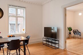 Sanders Boulevard - Smart 3-bdr Apt By the Canal