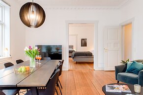 Sanders Boulevard - Smart 3-bdr Apt By the Canal