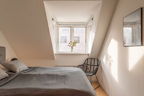 Sanders Boulevard - Cute 2-bdr Apt By the Canal