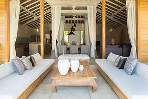 Luxury 4 Bedroom Villa With Private Pool, Bali Villa 2006