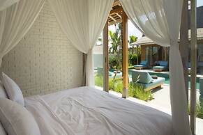 Luxury 4 Bedroom Villa With Private Pool, Bali Villa 2006