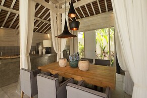 Luxury 4 Bedroom Villa With Private Pool, Bali Villa 2006