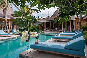 Luxury 4 Bedroom Villa With Private Pool, Bali Villa 2006
