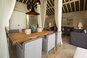 Luxury 4 Bedroom Villa With Private Pool, Bali Villa 2006