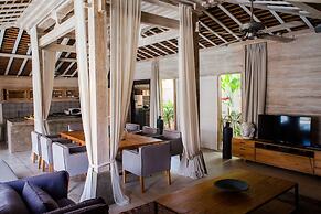 Luxury 4 Bedroom Villa With Private Pool, Bali Villa 2006