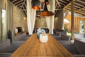 Luxury 4 Bedroom Villa With Private Pool, Bali Villa 2006